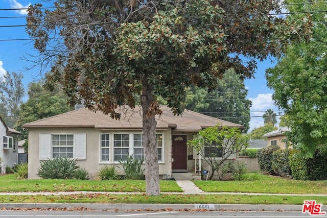 view of front of house featuring a front lawn