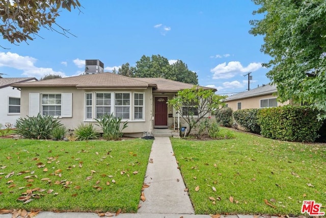 view of front of home featuring a front yard