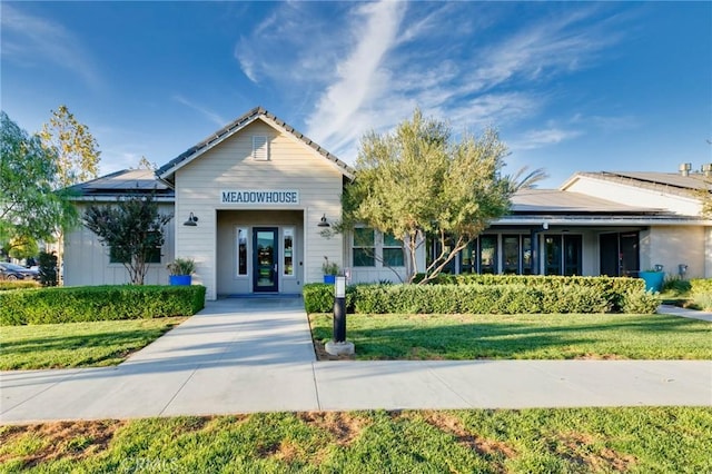 view of front of house with a front lawn