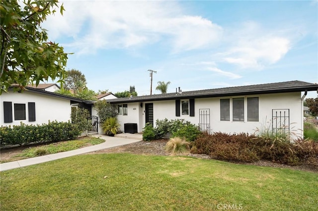 single story home featuring a front yard