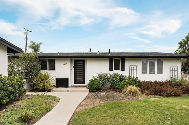 ranch-style house featuring a front yard