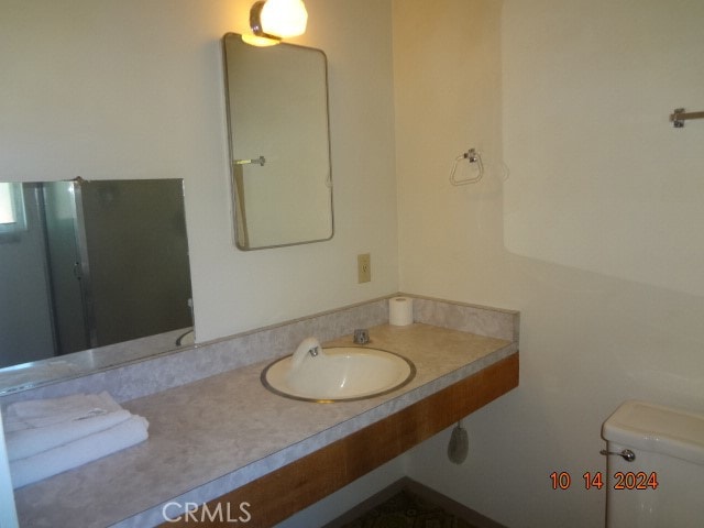 bathroom featuring toilet and sink