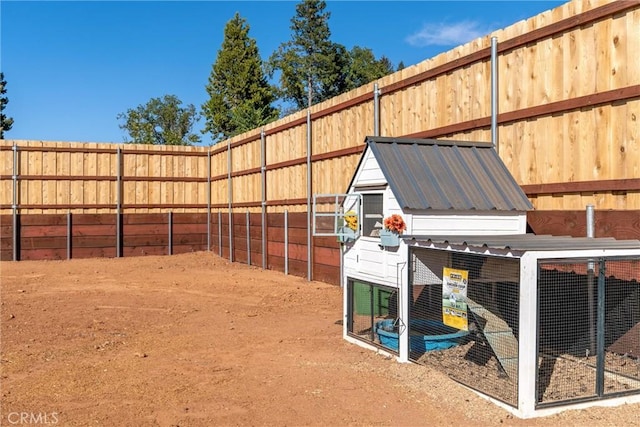 view of yard featuring an outbuilding