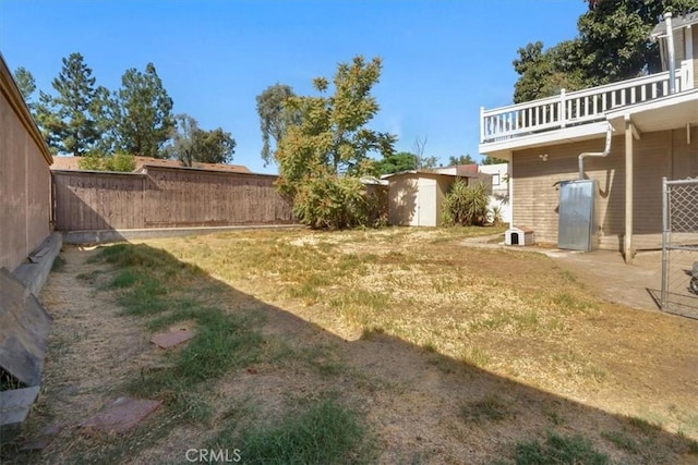 view of yard featuring a storage shed