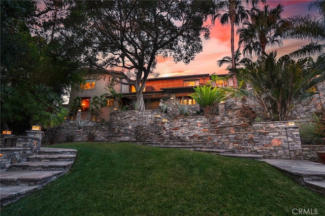 view of yard at dusk