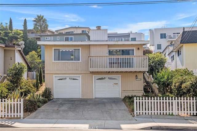 view of front of property featuring a balcony