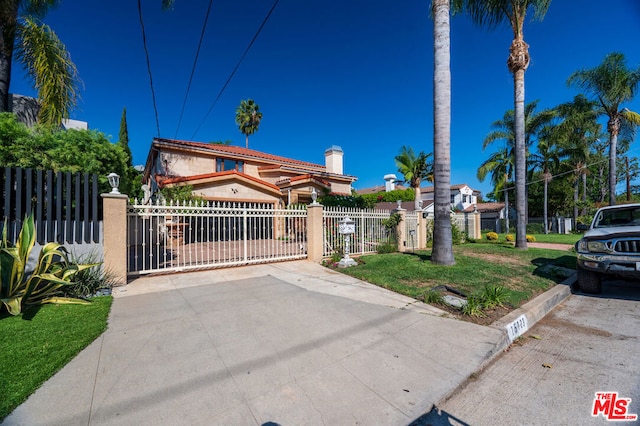 view of front facade with a front yard