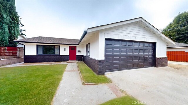 view of front of house featuring a front yard