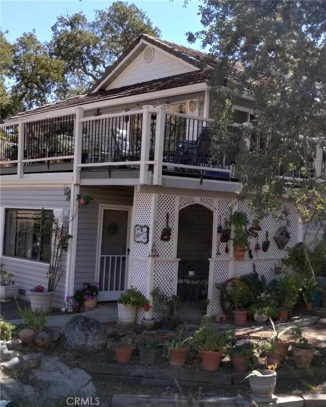 view of front of property featuring a balcony