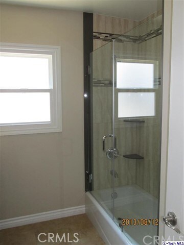 bathroom with enclosed tub / shower combo