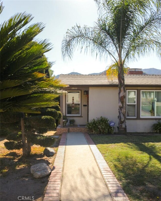 view of front of property featuring a front lawn