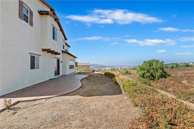 view of yard featuring a patio area