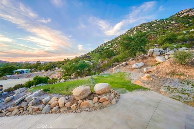 view of yard at dusk