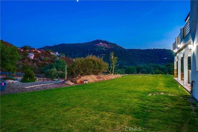 view of yard with a mountain view