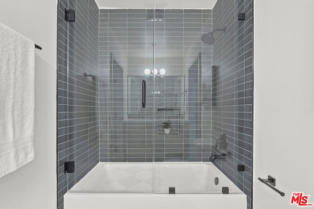 bathroom with enclosed tub / shower combo