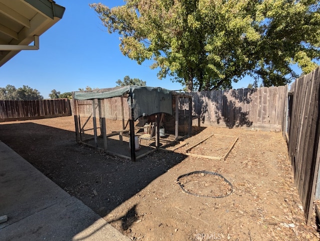 view of yard featuring an outdoor structure