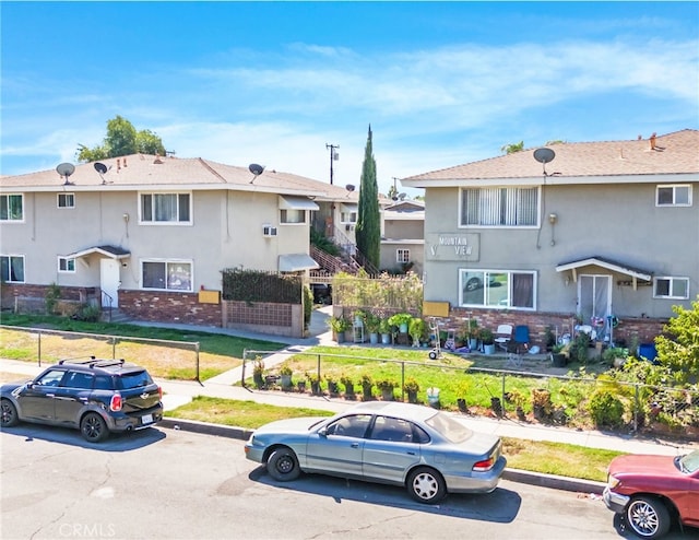 view of front of house featuring a front yard