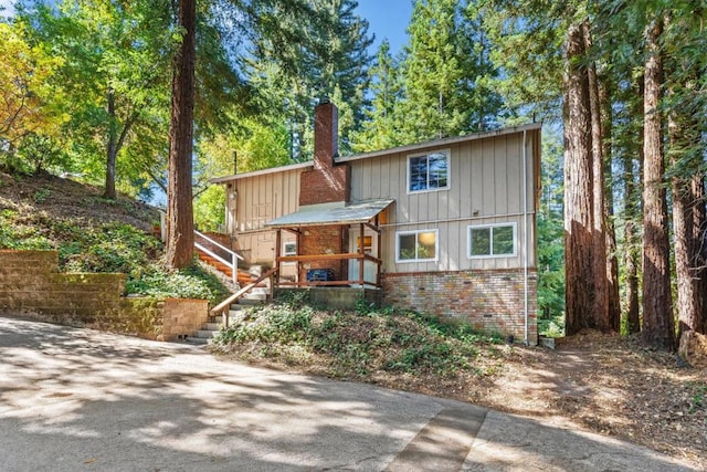 front of property featuring covered porch