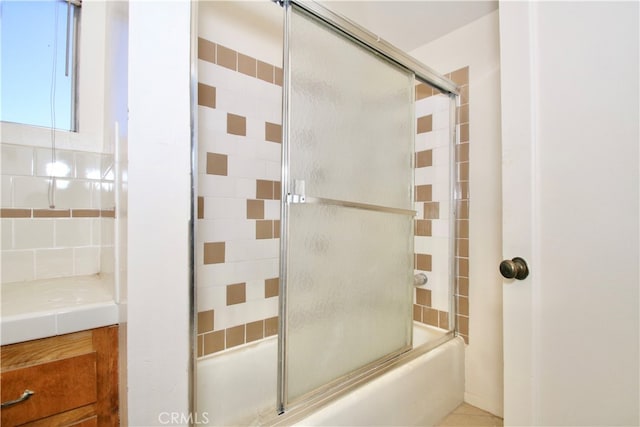 bathroom with enclosed tub / shower combo