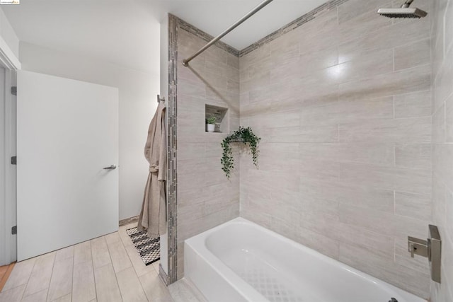 bathroom with tiled shower / bath combo