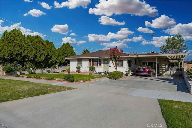 view of front of house with a carport and a front yard