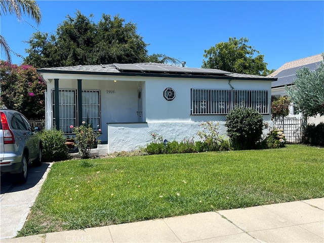 view of front of home featuring a front yard