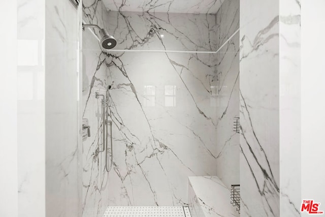 bathroom featuring a tile shower