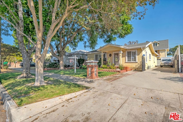 ranch-style home featuring a front lawn