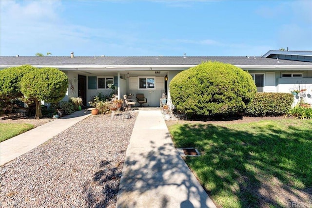 ranch-style home featuring a front lawn