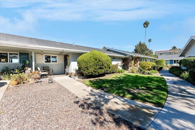 ranch-style house featuring a front yard