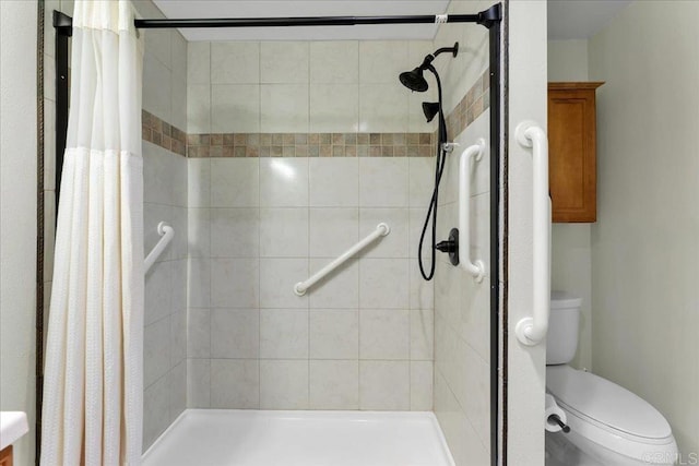 bathroom featuring a shower with shower curtain and toilet