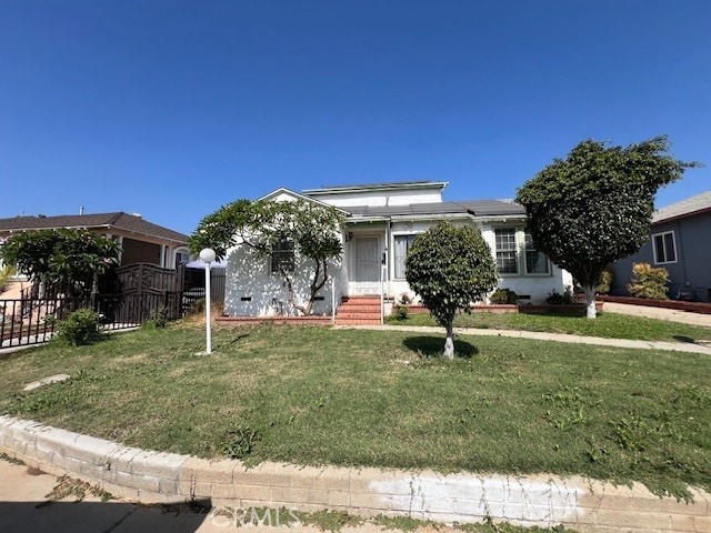 view of front of house featuring a front yard