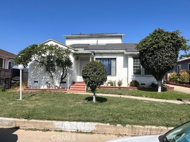 view of front of house featuring a front lawn