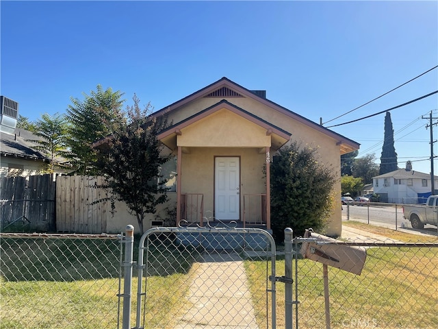 bungalow featuring a front lawn