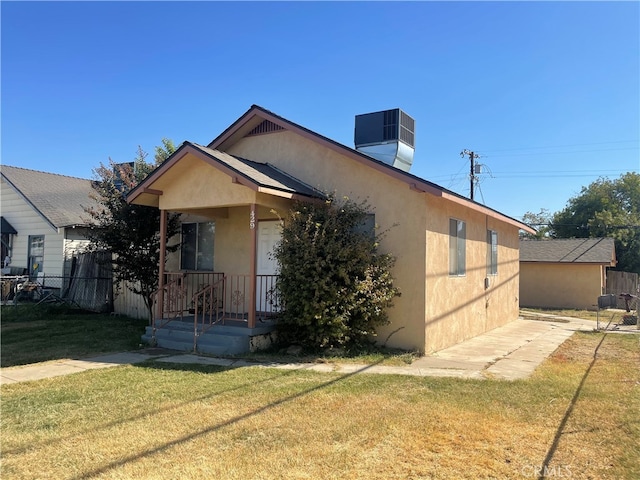 view of front of home featuring a front lawn