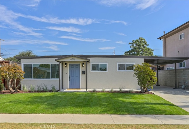 view of front facade featuring a front yard and a carport