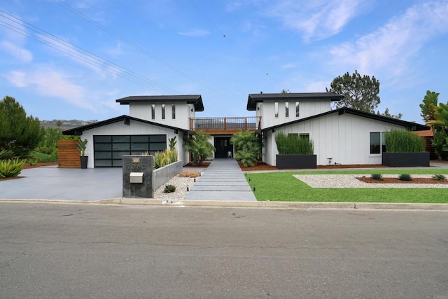 view of front of home featuring a front lawn