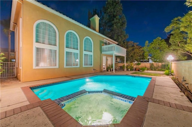 view of pool featuring an in ground hot tub