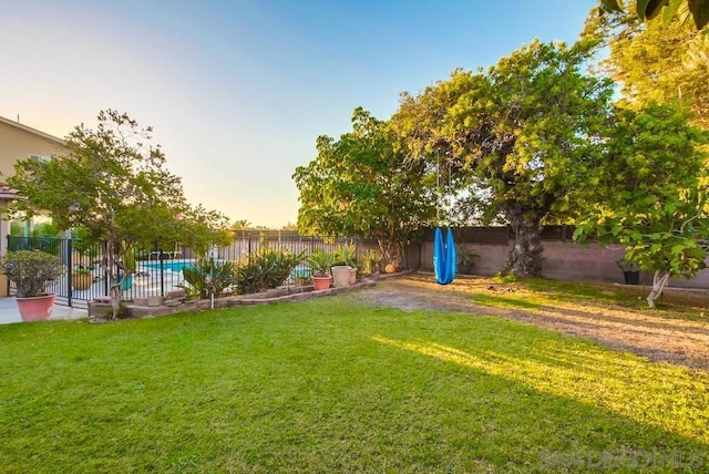 view of yard at dusk