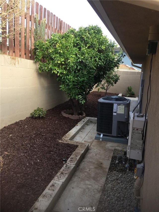 view of yard featuring central AC unit