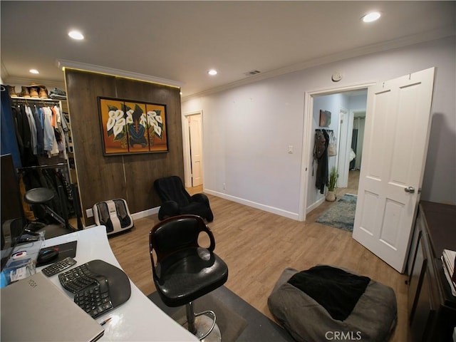 living area featuring light wood-style floors, recessed lighting, and ornamental molding