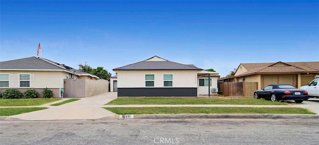 ranch-style house featuring a front yard