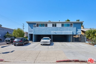 view of front property featuring a carport