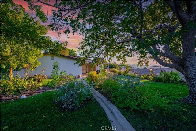 view of yard at dusk