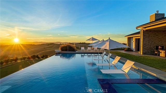 view of pool at dusk