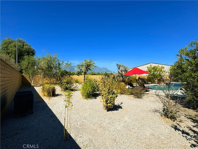 view of yard with a mountain view