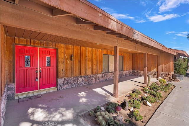 property entrance featuring a porch