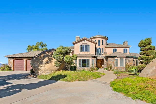 view of front facade featuring a garage