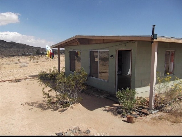 view of front of property featuring a mountain view