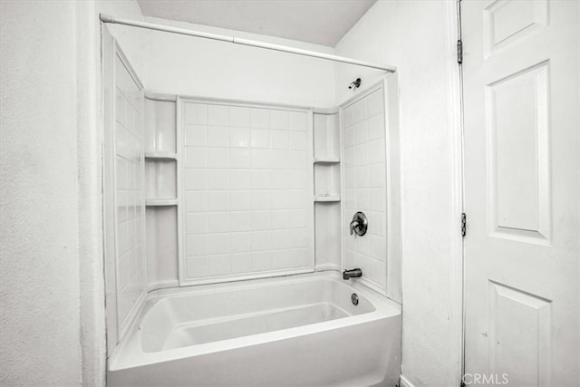 bathroom featuring tiled shower / bath combo